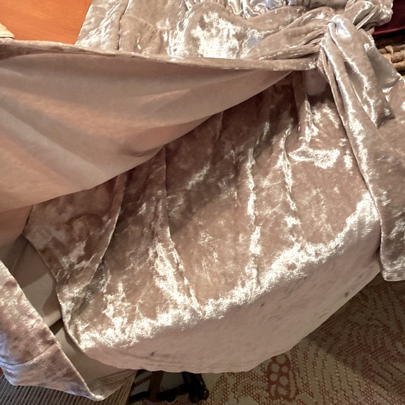 Main Strip NWT Gorgeous Gold/Cream Velour Junior Dress 👗 Size Large - Picture 13 of 16